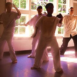 Betriebliche Gesundheitsförderung - Entspannung - Stressprophylaxe - Qigong - Autogenes Training - Meditation  - The Good Solution GmbH - www.the-good-solution.com Betriebliche Gesundheitsförderung - Entspannung - Stressprophylaxe - Qigong - Autogenes Training - Meditation  - The Good Solution GmbH - www.the-good-solution.com